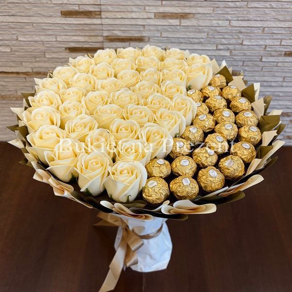 Подарочный набор из конфет Ferrero Rocher 22 шт и мыльных вечных роз 40 шт bgs002 beżowy i złoty фото
