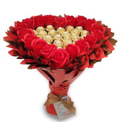 Słodki bukiet w kształcie serca czerwony i złoty z cukierkami Ferrero Rocher i 18 szt mydlanych róż. Prezent na 18 urodziny