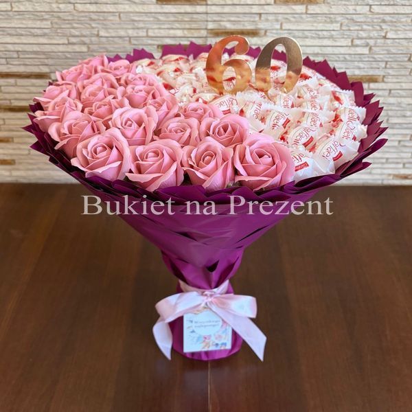 Подарок на 60 лет сладкий букет из конфет Raffaello (40 конфет) и мыльных роз (20шт) bgs030 R&oacute;ża Puder-Dark Pink sliwka F33 фото