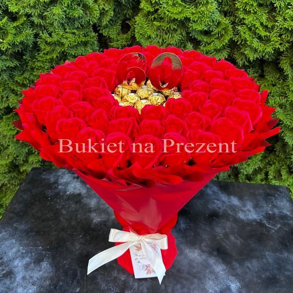 Prezent na 60 Urodziny, Imeniny, Ślub, Rocznicę Ślubu. Słodki bukiet z Ferrero Rocher i r&oacute;ż mydlanych.