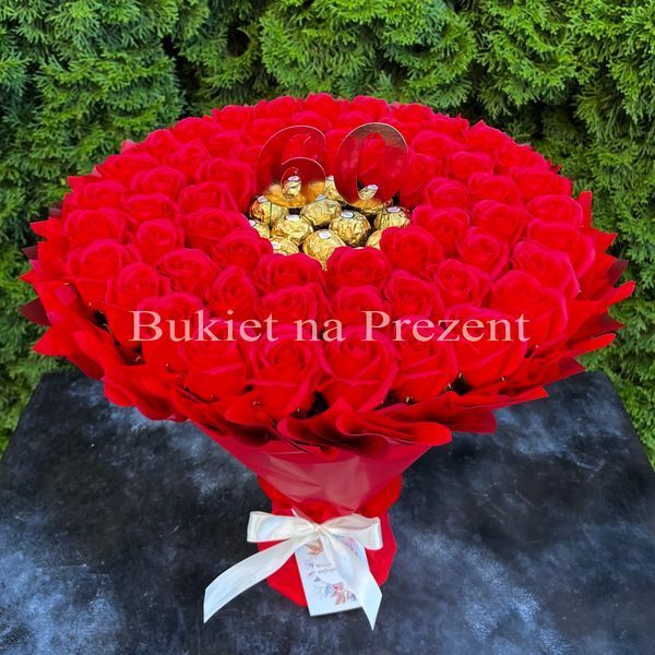 Prezent na 60 Urodziny, Imeniny, Ślub, Rocznicę Ślubu. Słodki bukiet z Ferrero Rocher i r&oacute;ż mydlanych.