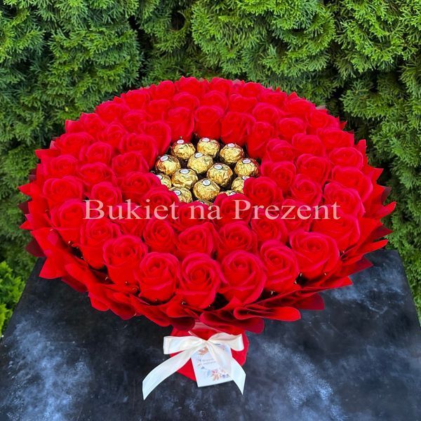 Prezent na 60 Urodziny, Imeniny, Ślub, Rocznicę Ślubu. Słodki bukiet z Ferrero Rocher i r&oacute;ż mydlanych.