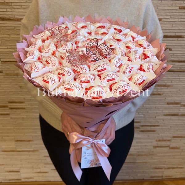 Słodki jadalny bukiet kolory r&oacute;żowy puder z cukierkami Raffaello. Prezent Komunia (średnica 30 cm)