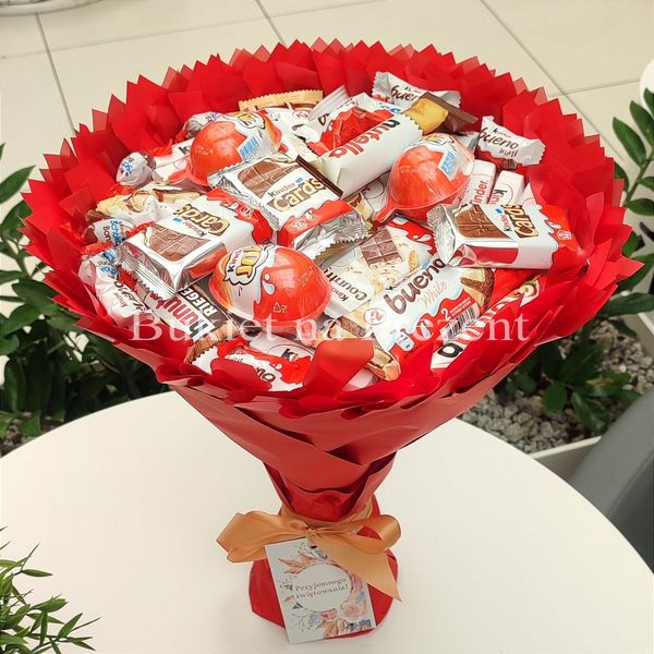 Słodki bukiet czerwony na urodziny ze slodyczy Kinder (średnica 30 cm)