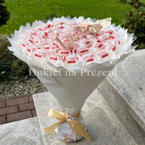 Słodki jadalny bukiet biały z cukierkami Raffaello (średnica 30 cm). Komunia