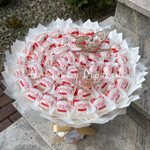 Słodki jadalny bukiet biały z cukierkami Raffaello (średnica 30 cm). Komunia