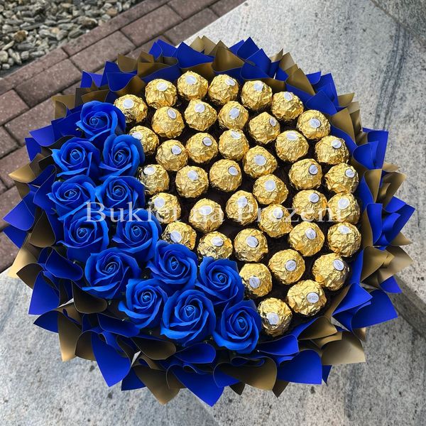 Солодкий їстівний букет синьо-золотий Ferrero Rocher 40 шт та мильних троянд Подарунок на 40 років  bgs024 niebieskie róże niebieski i złoty фото