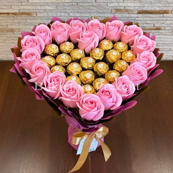 Сладкий букет в форме сердца розово-золотой с конфетами Ferrero Rocher и 18 шт мыльных роз. Подарок на 18 20 лет bgs028 r&oacute;żowy i złoty фото