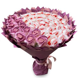 Сладкий съедобный букет сиреневый с конфетами Raffaello и 11 мыльных роз (диаметр 30 см) bgs012 liliowy 30 фото