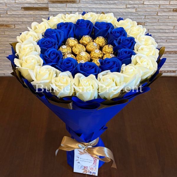 Prezent na 30 Urodziny, Imeniny, Ślub, Rocznicę Ślubu. Słodki bukiet Ferrero Rocher i r&oacute;że granatowe i białe.