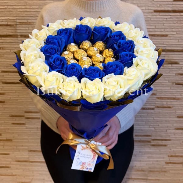 Prezent na 30 Urodziny, Imeniny, Ślub, Rocznicę Ślubu. Słodki bukiet Ferrero Rocher i r&oacute;że granatowe i białe.