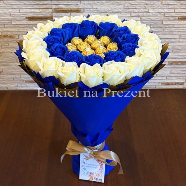 Prezent na 30 Urodziny, Imeniny, Ślub, Rocznicę Ślubu. Słodki bukiet Ferrero Rocher i r&oacute;że granatowe i białe.