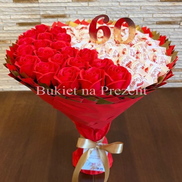 Prezent na 60 urodziny, słodki bukiet ze słodyczy Raffaello (40 szt) i r&oacute;ż mydlanych (20 szt)