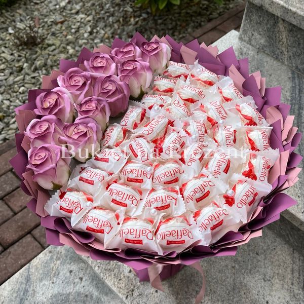 Słodki jadalny bukiet liliowy z cukierkami Raffaello i 11 mydlanych róż (średnica 30 cm)