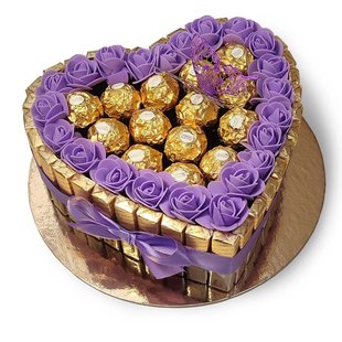 Prezent na 35 Urodziny. Tort ze słodyczy w kształcie serca Ferrero Rocher, Merci i lawendowymi różami