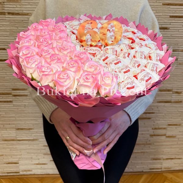 Prezent na 60 40 Urodziny lub Rocznicę Ślubu, Imeniny, Ślub, Wesele. Słodki bukiet ze słodyczy Raffaello (40 szt) i r&oacute;ż mydlanych (20 szt)