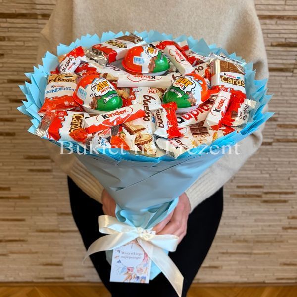Słodki bukiet niebieski na urodziny ze slodyczy Kinder. Prezent Komunia (średnica 30 cm)
