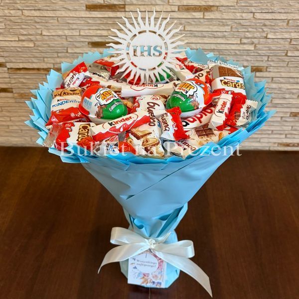 Słodki bukiet niebieski na urodziny ze slodyczy Kinder. Prezent Komunia (średnica 30 cm)