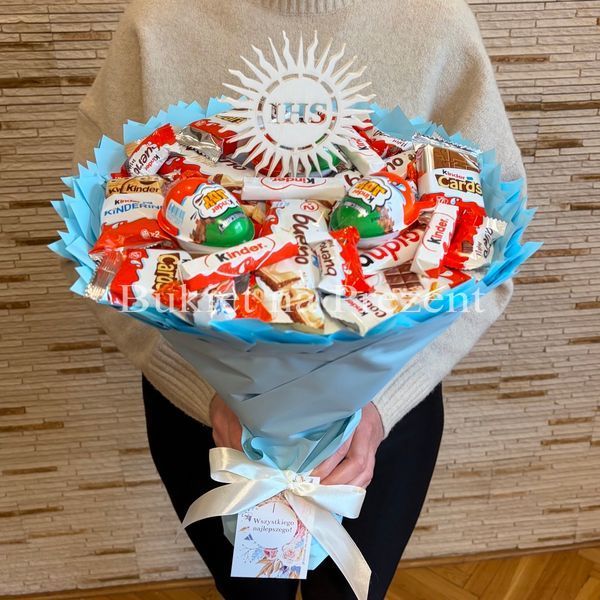 Słodki bukiet niebieski na urodziny ze slodyczy Kinder. Prezent Komunia (średnica 30 cm)