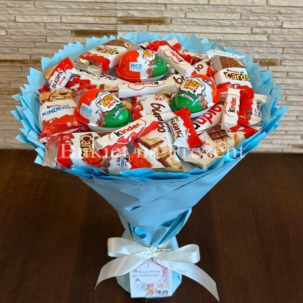Słodki bukiet niebieski na urodziny ze slodyczy Kinder. Prezent Komunia (średnica 30 cm)