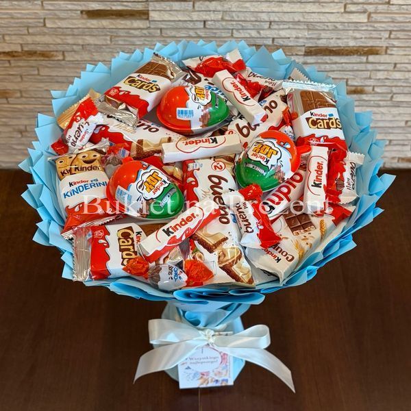 Słodki bukiet niebieski na urodziny ze slodyczy Kinder. Prezent Komunia (średnica 30 cm)