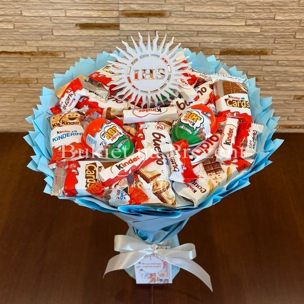 Słodki bukiet niebieski na urodziny ze slodyczy Kinder. Prezent Komunia (średnica 30 cm)