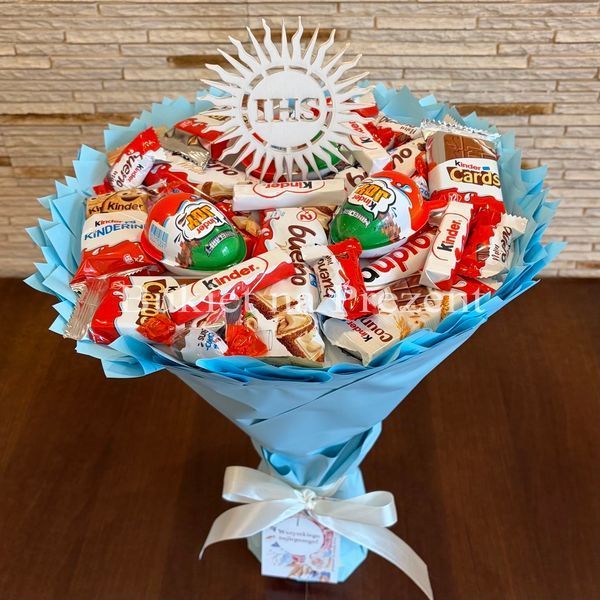 Słodki bukiet niebieski na urodziny ze slodyczy Kinder. Prezent Komunia (średnica 30 cm)