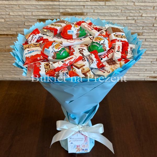 Słodki bukiet niebieski na urodziny ze slodyczy Kinder. Prezent Komunia (średnica 30 cm)