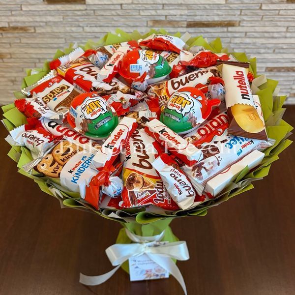 Słodki bukiet zielony na urodziny ze slodyczy Kinder. Prezent Komunia (średnica 30 cm)
