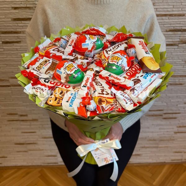 Słodki bukiet zielony na urodziny ze slodyczy Kinder. Prezent Komunia (średnica 30 cm)
