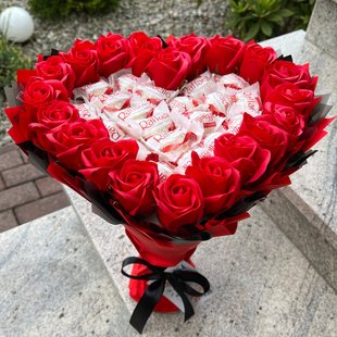 Prezent na 18 urodziny. Słodki bukiet w kształcie serca czerwony z cukierkami Raffaello 20 szt i 18 szt mydlanych róż