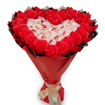 Prezent na 40 urodziny. Słodki bukiet w kształcie serca czerwony z cukierkami Raffaello 20 szt i 20 szt mydlanych róż