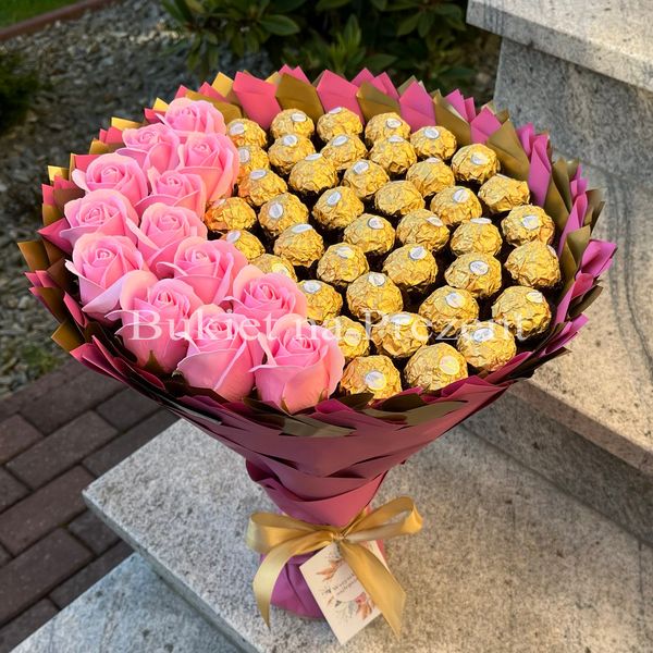 Prezent na 40 urodziny. Słodki różowy i złoty bukiet ze słodyczy Ferrero Rocher 40 szt i 13 szt mydlanych róż