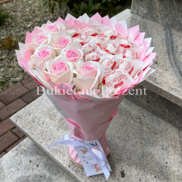 Słodki jadalny bukiet różowy z cukierkami Raffaello i 7 mydlanych róż (średnica 20 cm)