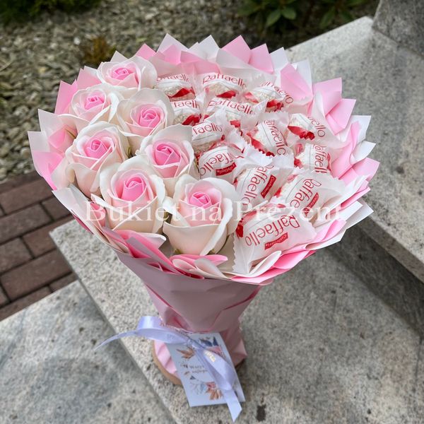 Słodki jadalny bukiet różowy z cukierkami Raffaello i 7 mydlanych róż (średnica 20 cm)