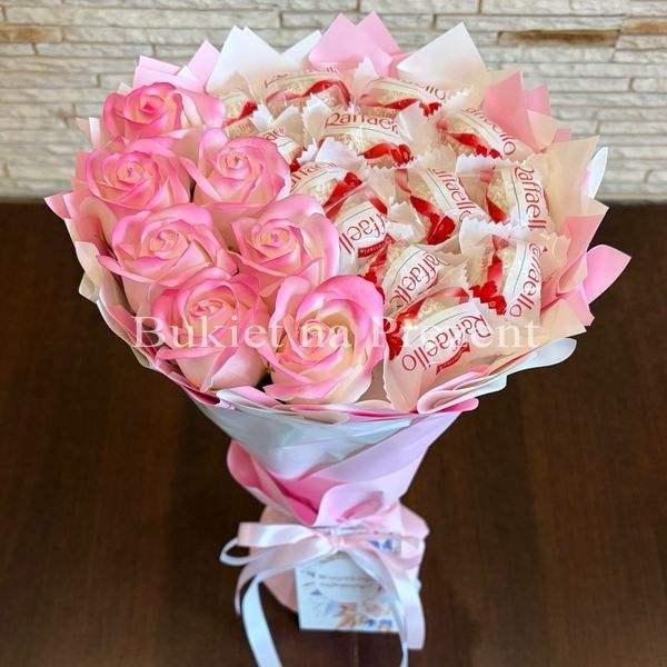 Słodki jadalny bukiet r&oacute;żowy z cukierkami Raffaello i 7 mydlanych r&oacute;ż. Prezent Komunia (średnica 20 cm)